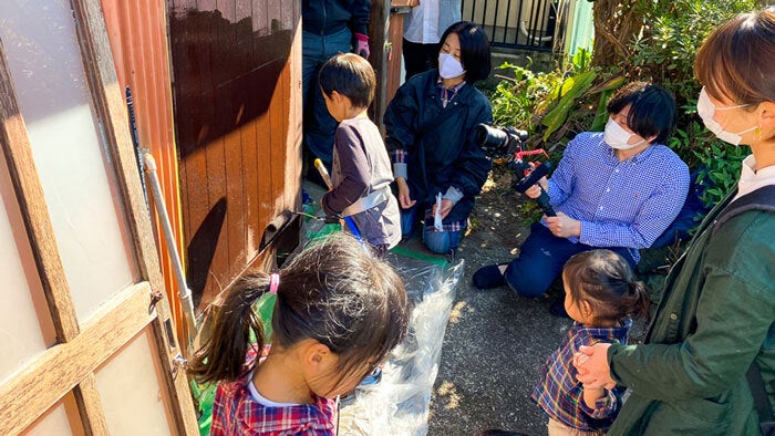 地域の家族連れが大工仕事を楽しんだ