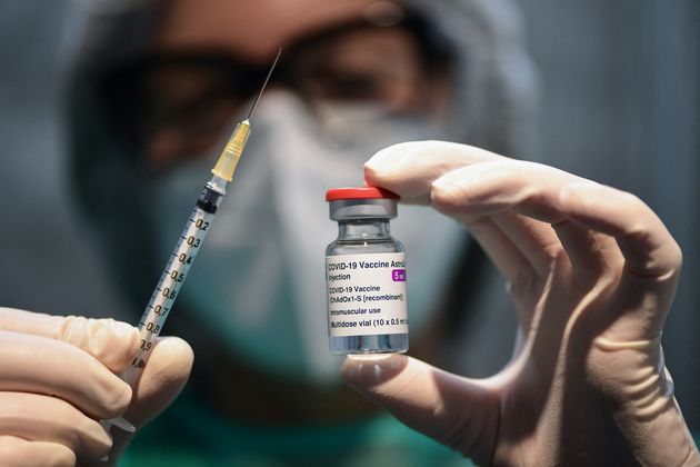 Un soignant tient un flacon du vaccin britannique