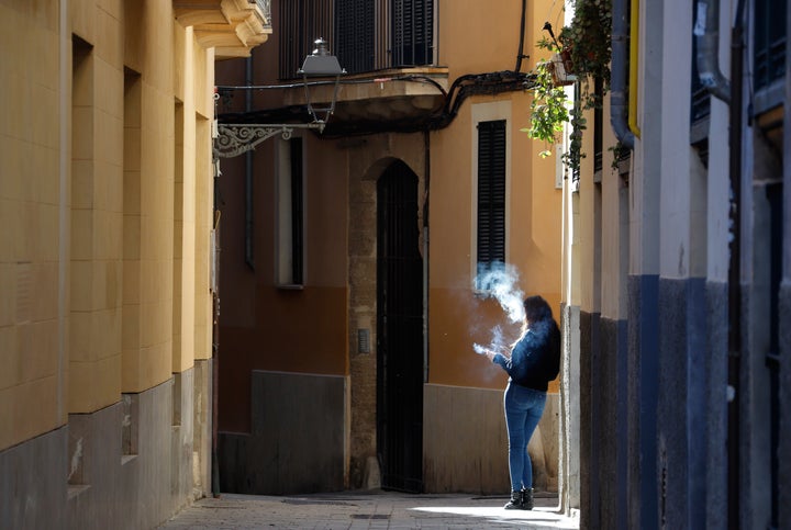 Una mujer fuma en Palma de Mallorca el 13 de enero de 2021.