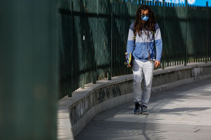 Un hombre pasea por las calles de Granada el 4 de marzo de 2021.