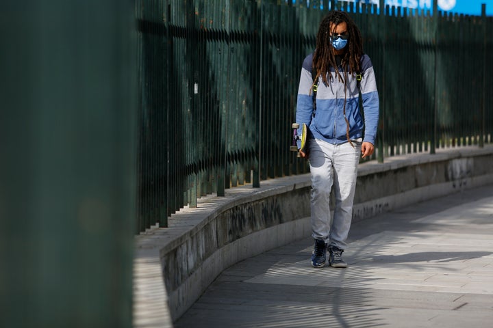 Un hombre pasea por las calles de Granada el 4 de marzo de 2021.