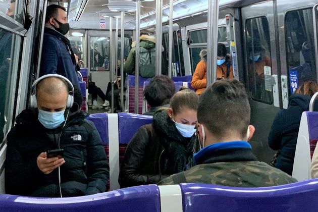 À Paris, des Français sur la ligne 13 du métro portent un masque pour lutter contre le Covid-19, le 4 novembre 2020. 