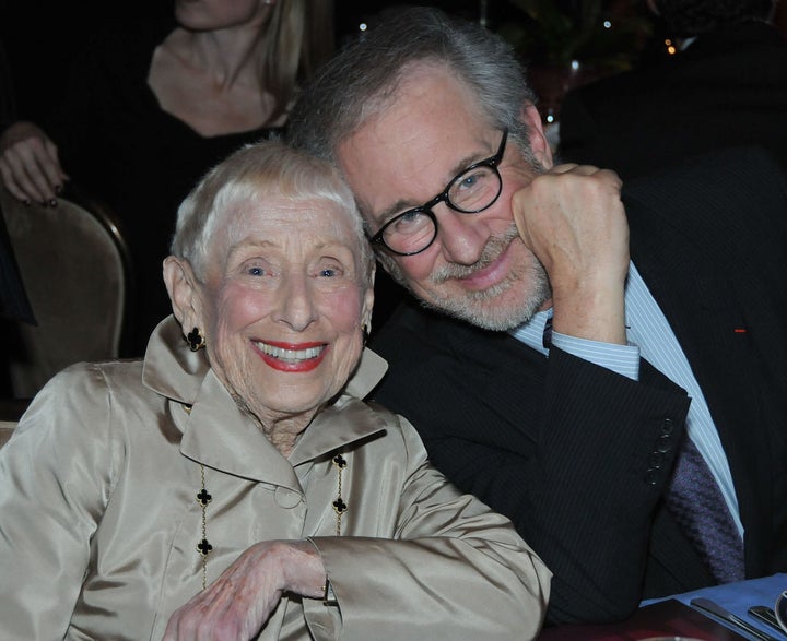 Steven Spielberg y su madre Leah Adler en una cena en Los Ángeles (Estados Unidos).