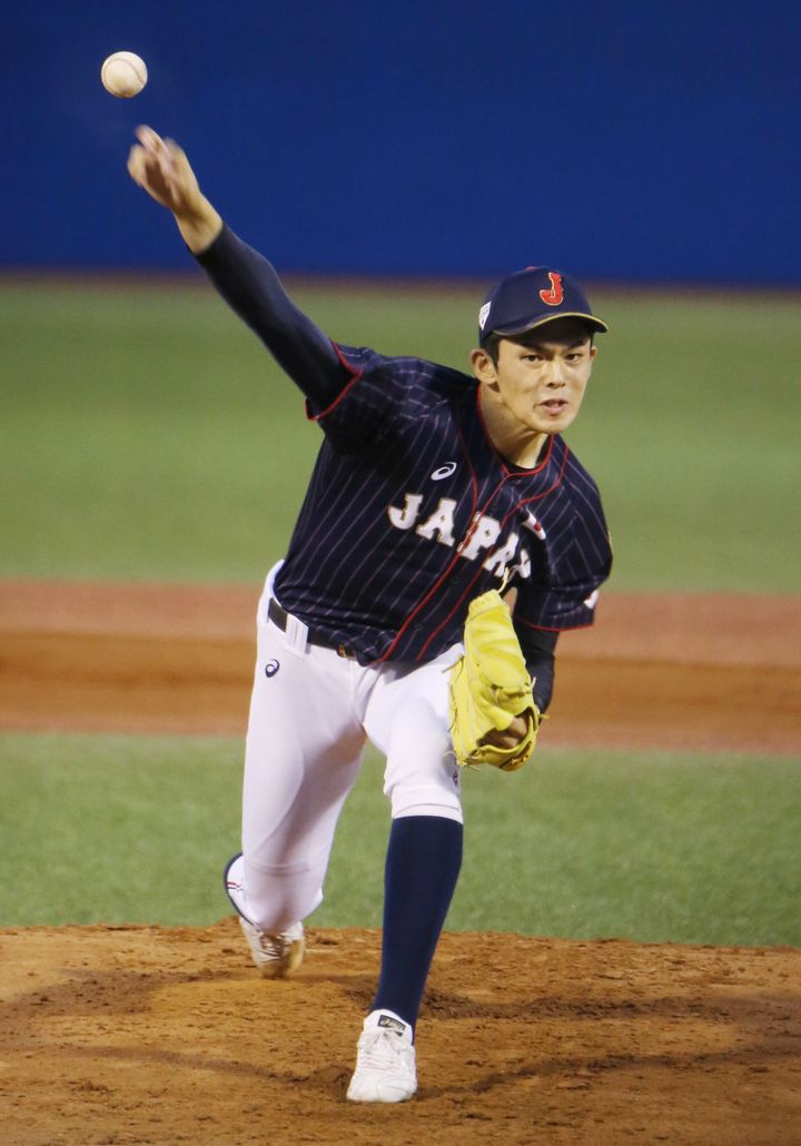 大学日本代表との壮行試合で、力投する高校日本代表先発の佐々木朗希投手（2019年8月）