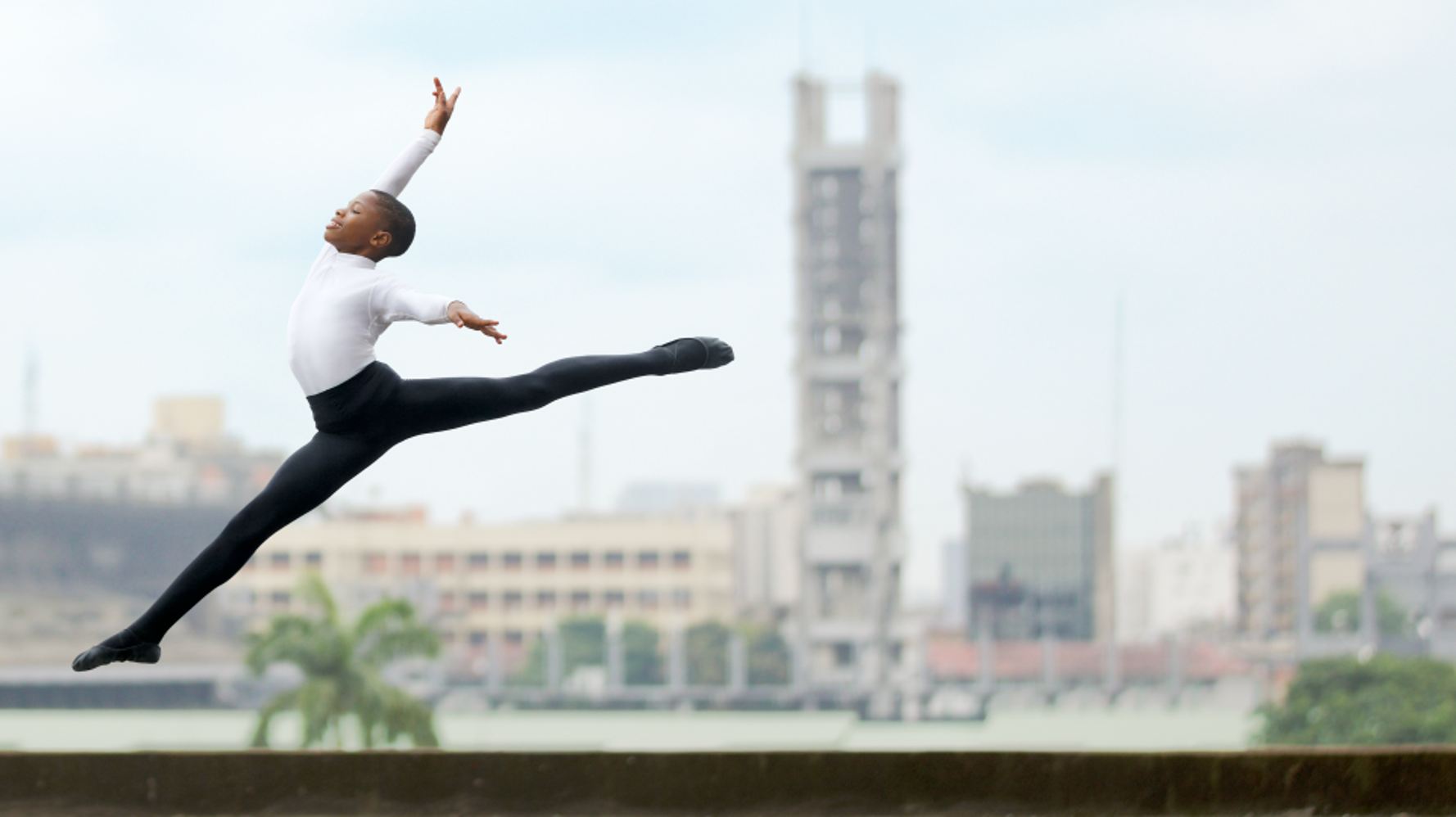 ナイジェリアの貧困地区から 世界最高峰のバレエスクールへ 少年の運命を変えた 一本の動画の誕生秘話 ハフポスト アートとカルチャー ナイジェリアの貧困地区から 世界最高峰のバレエスクールへ 少年の運命を変えた 一本の動画の誕生秘話 ハフポスト アートとカルチャー