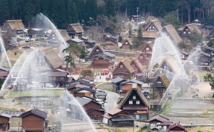 岐阜県白川村の白川郷でおこなわれる、世界文化遺産に登録されている合掌造り集落の火災に備えた放水訓練の様子。かやぶき屋根で燃えやすく、火災が起きると集落全体に延焼する恐れがあるため、毎年、住民と消防団が訓練を実施している。