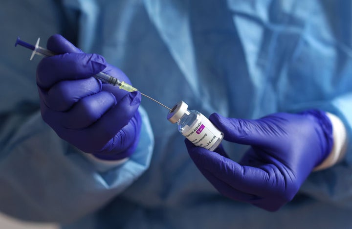 Un sanitario prepara una dosis de AstraZeneca en un hospital de Sajonia-Anhalt, Alemania.