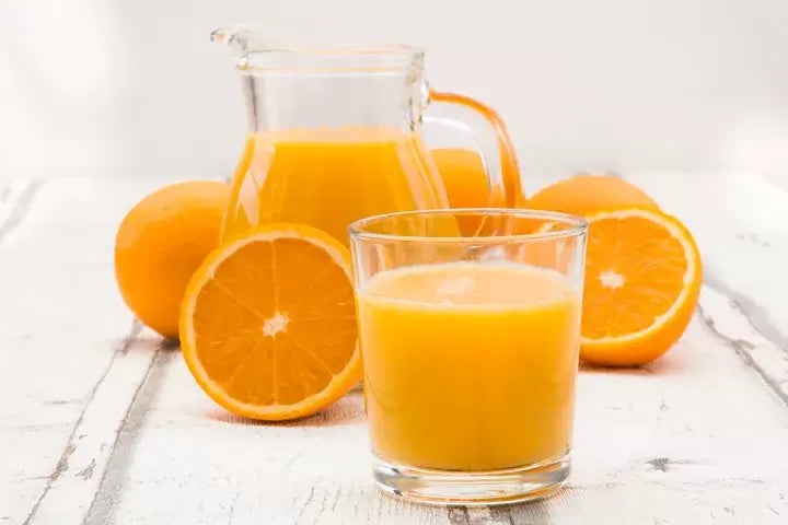 Hay aproximadamente 20 gramos de azúcar en cada vaso de zumo de naranja.