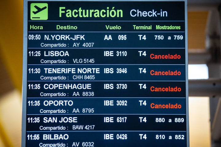 Pantalla de información de vuelos del aeropuerto de Barajas con vuelos cancelados durante el estado de alarma.