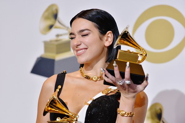 Η Dua Lipa με τα βραβεία Grammy ανά χείρας στην 61η ετήσια απονομή, τον Φεβρουάριο του 2019, στο Στέιπλ Σέντερ, στο Λος Άντζελες.