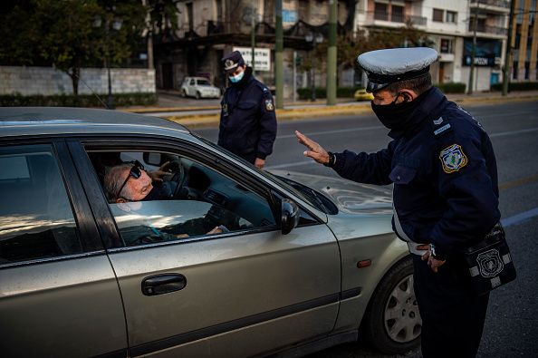 7 Νοεμβρίου 2020. Ελεγχος από αστυνομικό σε οδηγό στην Αθήνα, στη διάρκεια του lockdown.