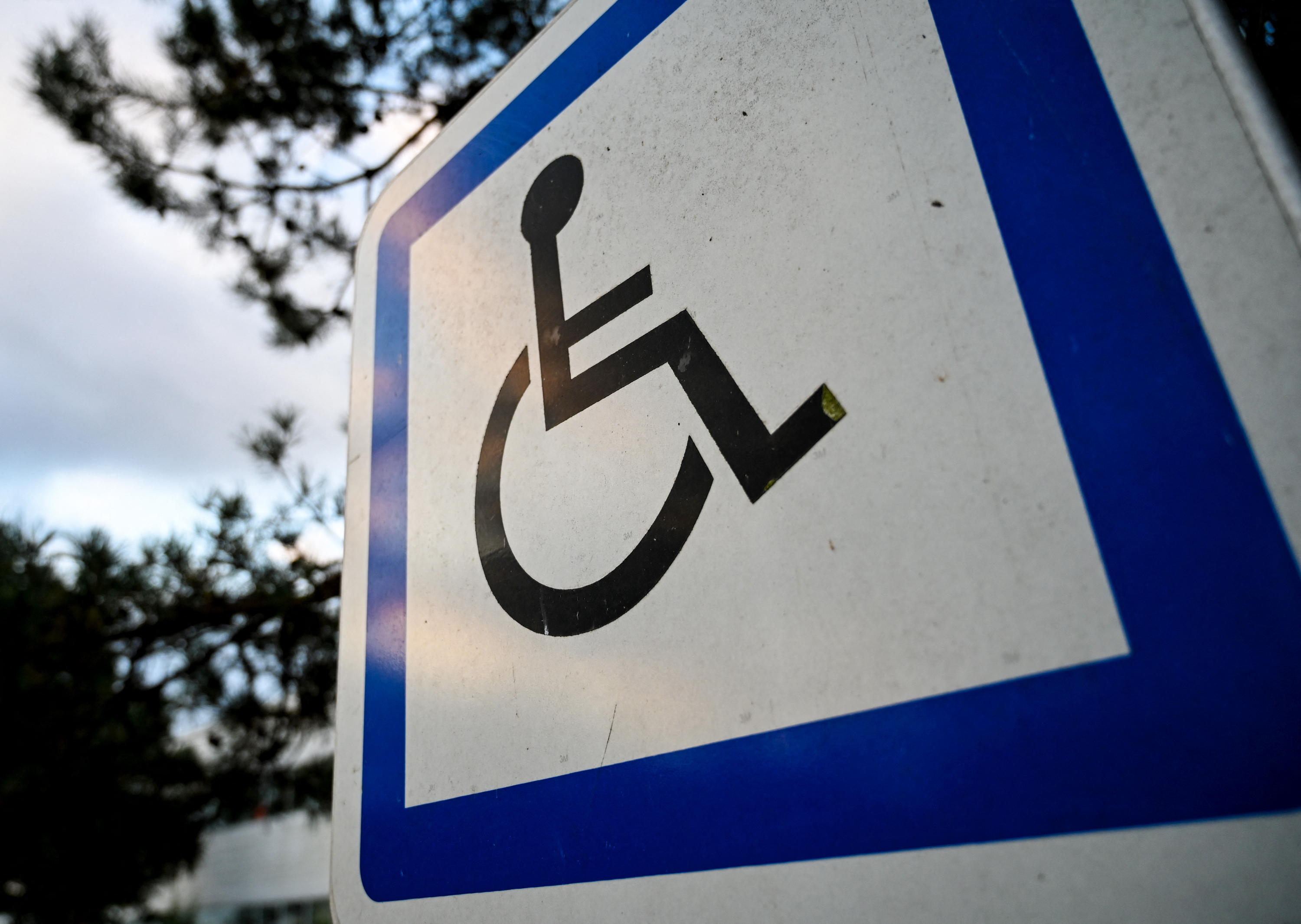 Des places handicapés accessibles aux femmes enceintes? Le retour d'une vieille idée