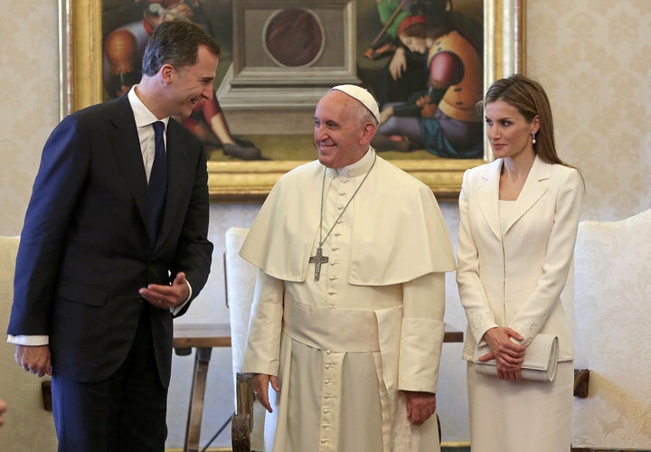 Los reyes Felipe y Letizia junto al papa Francisco en su visita al Vaticano en 2014.
