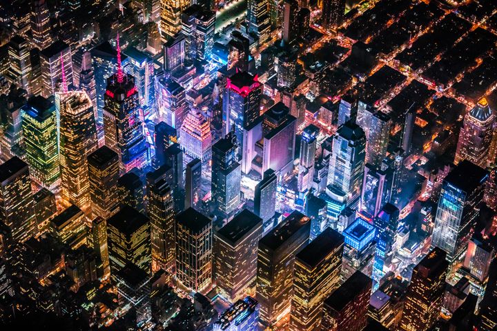 Times Square vista de noche desde un helicóptero.
