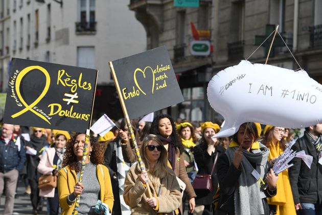 Une manifestation pour alerter sur les douleurs liées à l'endométriose, qui touche 10% des femmes, le 24 mars 2018 à Paris (photo ALAIN JOCARD / AFP)