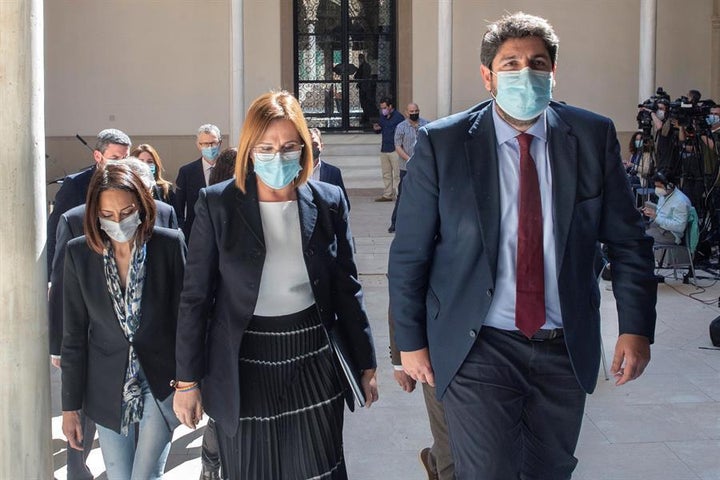 El presidente de Murcia Fernando López Miras (d) junto a sus 'socios' de Cs