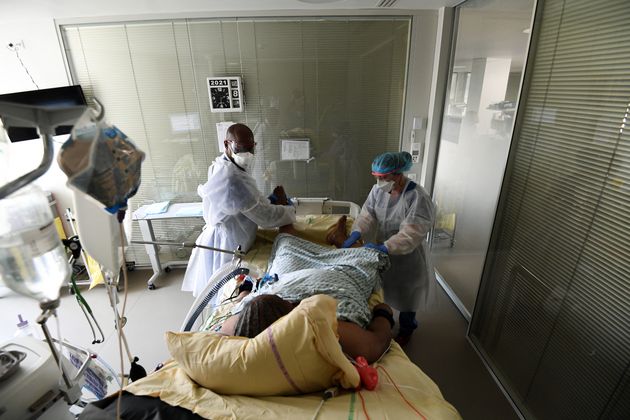 Le nombre de malades en réa a dépassé les 4000, une première depuis fin novembre (photo d'illustration: des soignants s'occupent d'un patient malade du Covid à l'hôpital Ambroise-Paré de Boulogne-Billancourt, le 8 mars 2021)