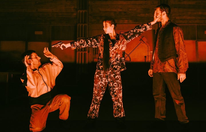 Nao Albet, Irene Escolar y Marcel Borrñas en una escena de 'Atraco, paliza y muerte en Agbanäspach'.
