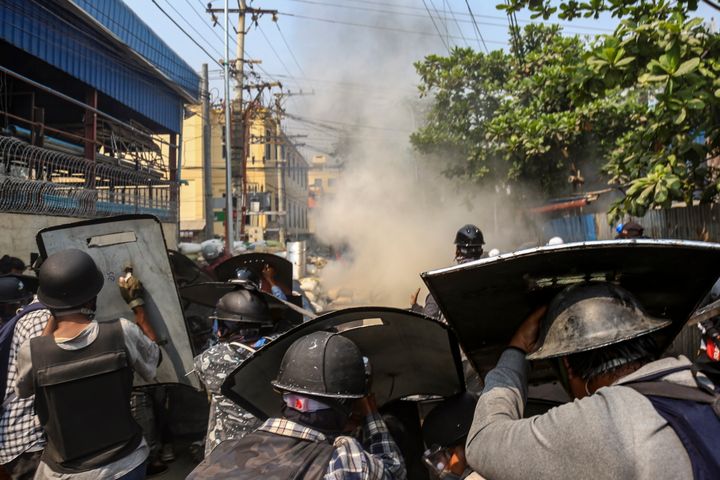 ミャンマーの軍事クーデターや催涙ガスを使った弾圧に対し、抗議するデモ隊＝2021年3月13日