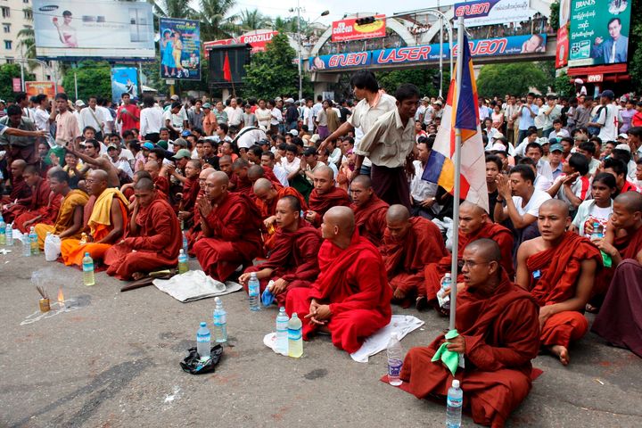 軍政当局が実力行使に踏み切ったにもかかわらず、その翌日にデモ行進に参加しようとミャンマー・ヤンゴン中心部に集まった仏僧と市民たち＝2007年08月27日
