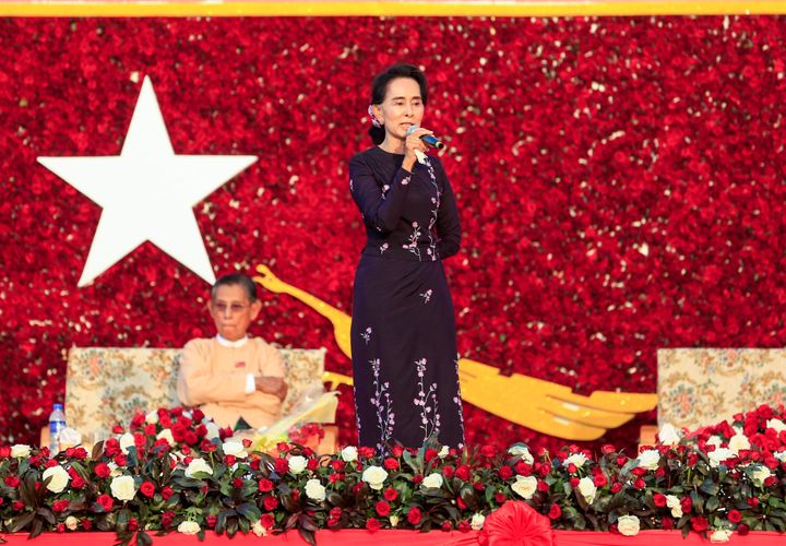 ヤンゴン郊外で行われたミャンマーの国民民主連盟（NLD）の選挙集会で演説するアウン・サン・スー・チー党首＝2015年11月01日