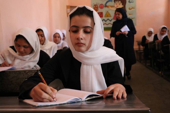 アフガニスタンのへラートの学校で勉強する女子生徒（2019年3月撮影）