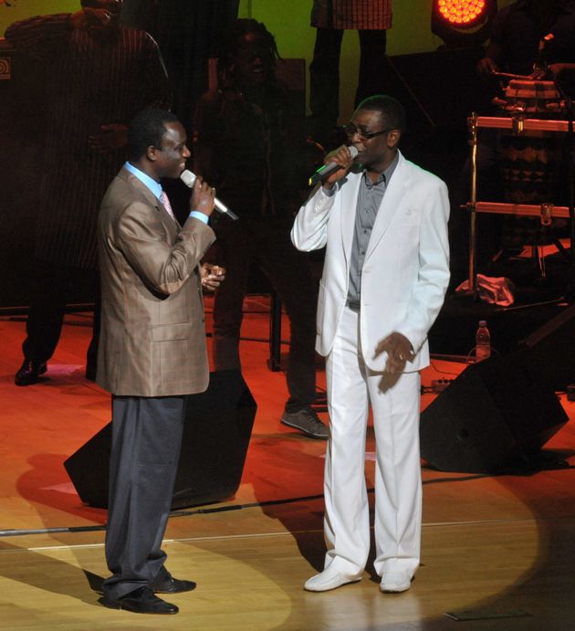 Le chanteur sénégalais Thione Seck (à gauche) avec Youssou Ndour lors d