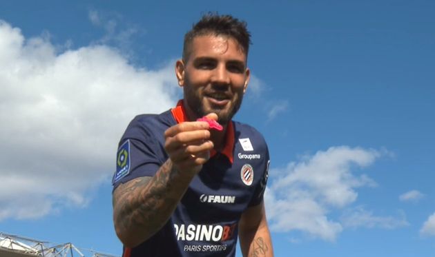 Face au Nîmes olympique, grand rival de son club de Montpellier, Andy Delort a voulu chambrer après avoir inscrit un but. Manque de chance, son geste s'est tout à fait retourné contre lui.