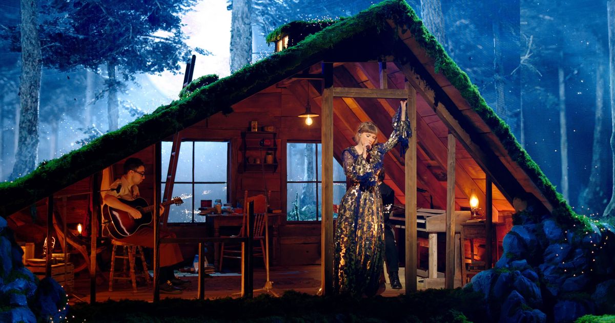 At the Grammy Awards, Taylor Swift awakens the spirit of the forest