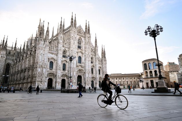 L'Italie se reconfine ce lundi 15 mars face à la 3e vague de coronavirus, tandis que le Portugal fait l'inverse (photo d'illustration prise devant le Duomo ce 15 mars)