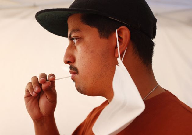 Un habitant de Los Angeles réalise un autotest salivaire pour détecter le covid. Photo