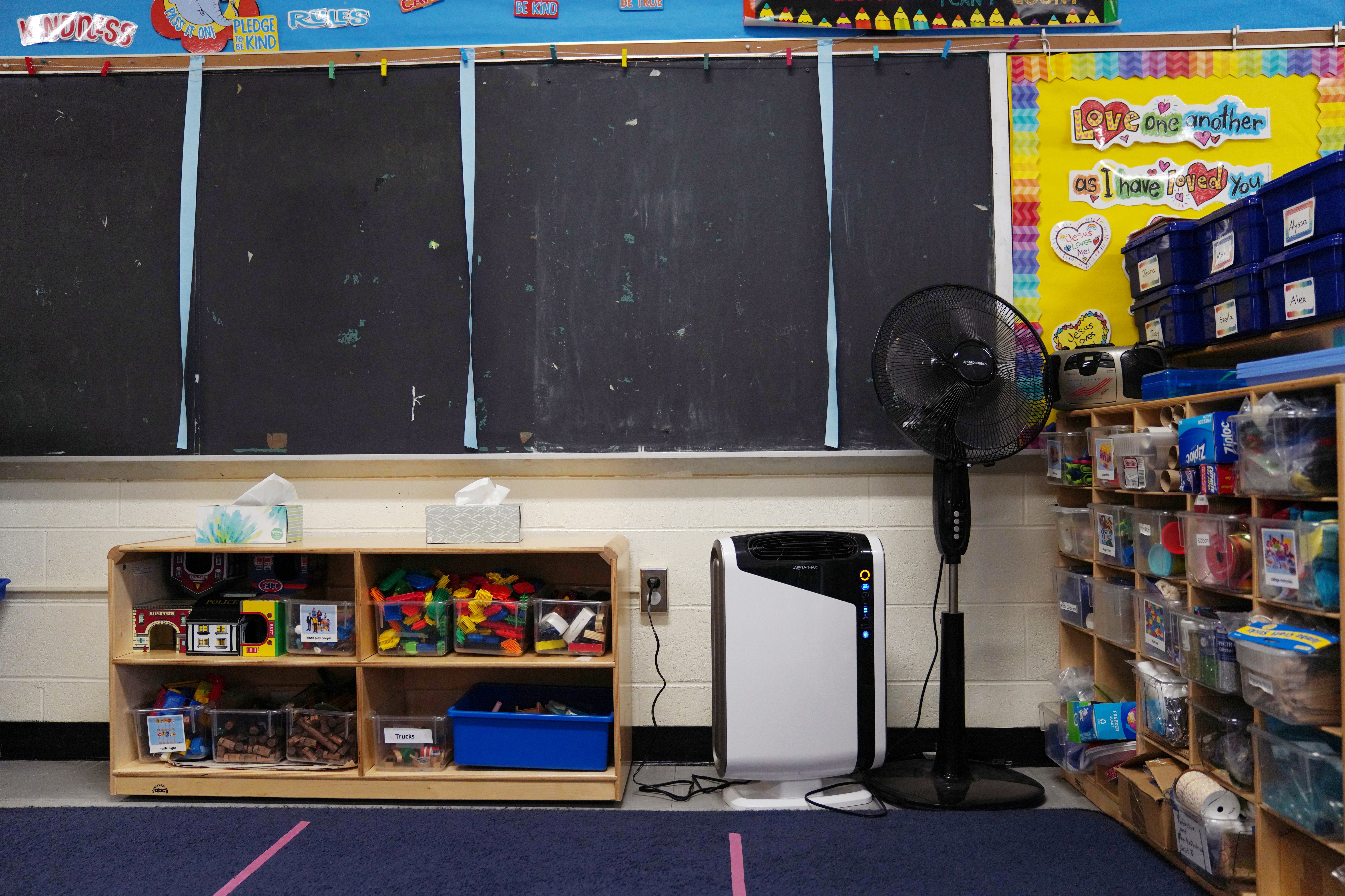 Les purificateurs d'air anti-Covid dans les écoles, ça marche, jure Laurent Wauquiez