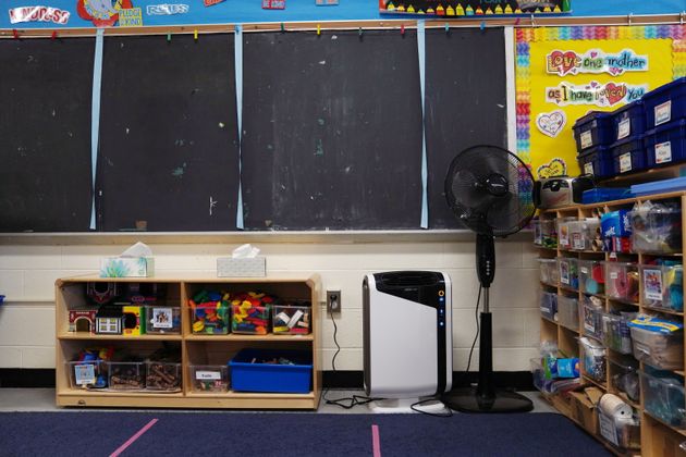 Un purificateur d'air installé dans une salle de classe à Boston (Etats-Unis) le 29 janvier