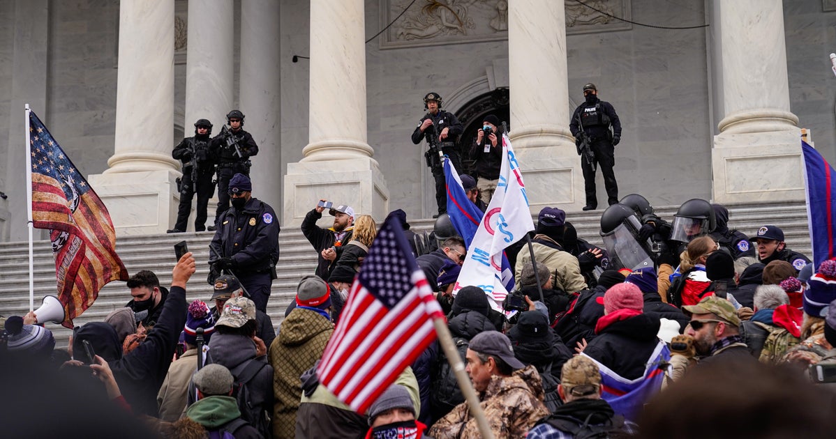 Un juge fédéral rejette les chefs d’accusation dans le procès contre Trump et les émeutiers suite à la mort d’un policier du Capitole