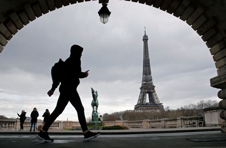 Γαλλία, Ένας άντρας τρέχει πριν το λοκνταουν στις 6μ.μ.