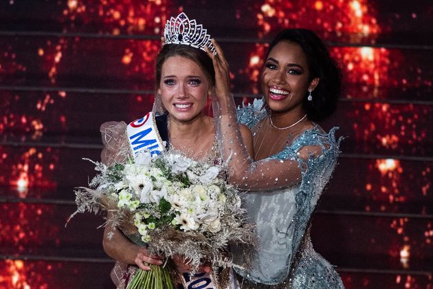 Amandine Petit élue Miss France 2021 aux côtés de Clémence Botino, Miss France 2020, le 20 décembre 2020.