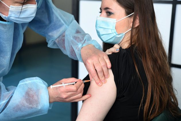 Les universités veulent faire vacciner étudiants et personnels pour la rentrée (Photo d'illustration: une étudiante en Santé se fait vacciner avec le vaccin AstraZeneca le 12 mars 2021 à l'Université de Bretagne occidentale à Brest )