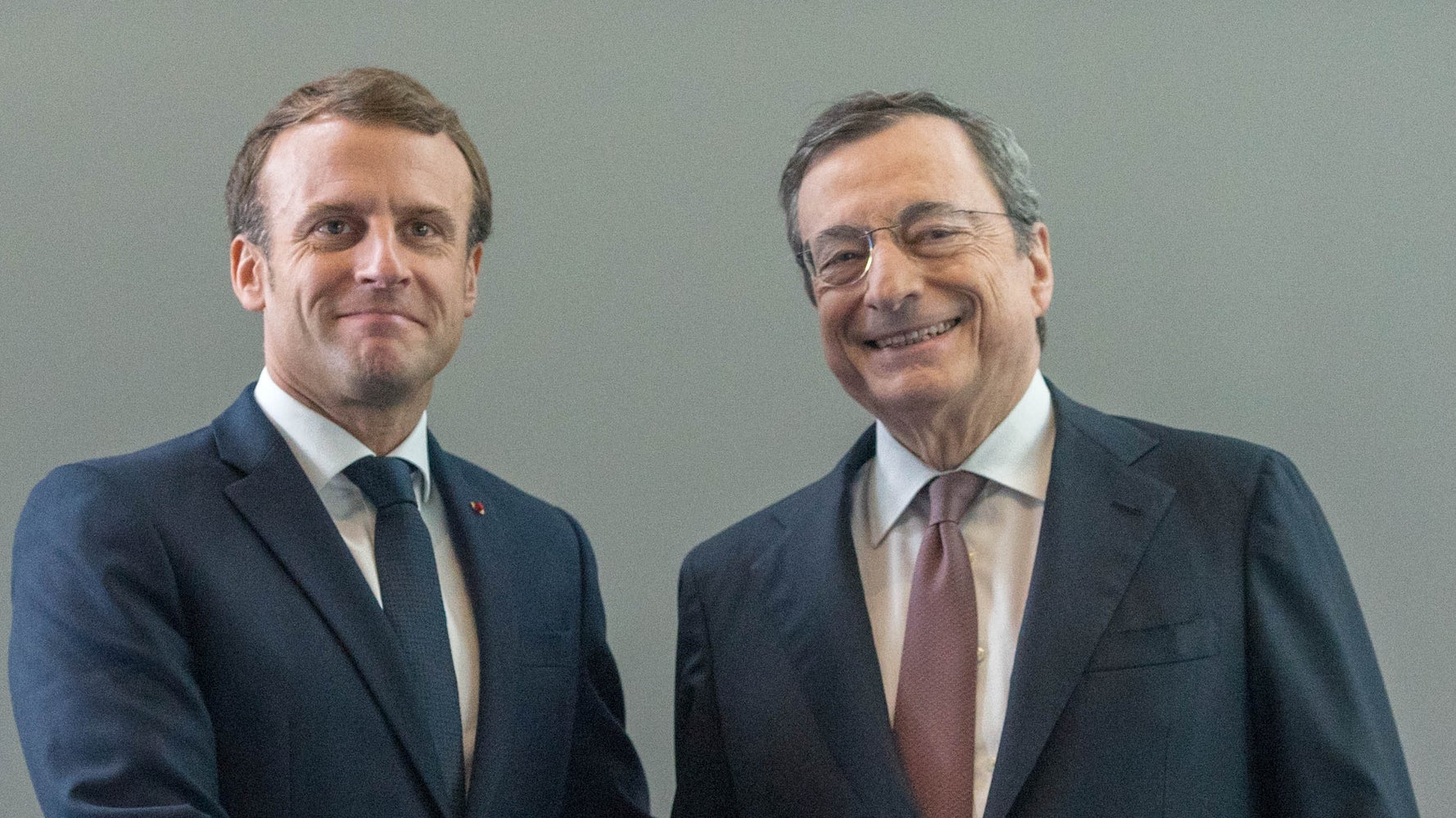Mario Draghi sente Emmanuel Macron: "Se c'è l'ok dell'Ema si riparte con Astrazeneca" | L'HuffPost