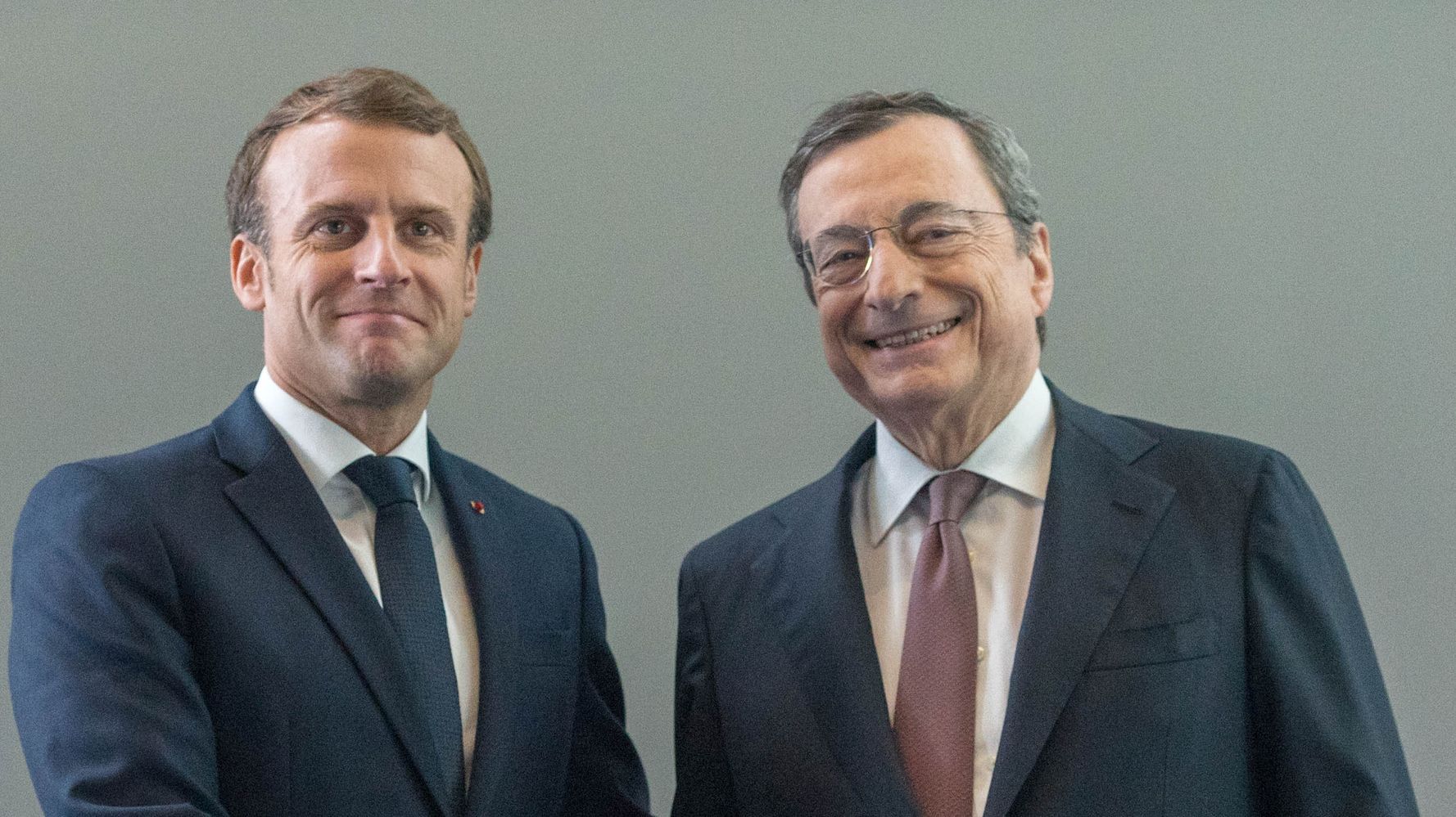 Mario Draghi sente Emmanuel Macron: &quot;Se c&#39;è l&#39;ok dell&#39;Ema si riparte con  Astrazeneca&quot; | L&#39;HuffPost