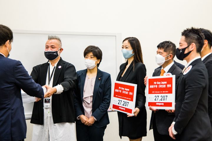 3月16日、国に日本でも同性婚の実現を求める署名2万7207筆と要望書が提出され、法務省の担当者が受け取った。