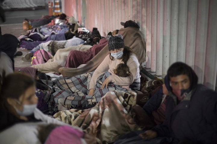 Un grupo de personas duerme en la explanada del Instituto Nacional de Migración cerca del paso fronterizo El Chaparral.