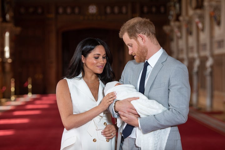 Los duques de Sussex, con su hijo Archie en Windsor dos días después de su nacimiento.