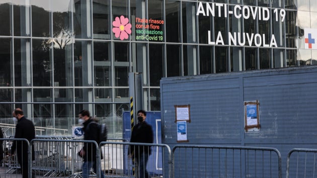 straordinari e turni h24 per recuperare lo stop di astrazeneca l huffpost