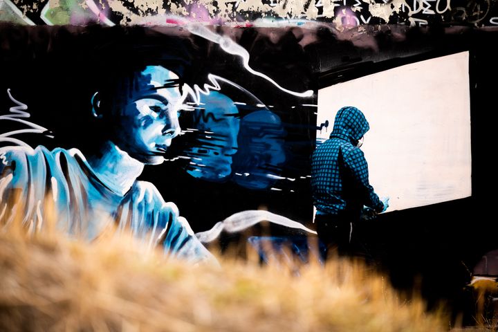 Με την κοινωνική αποξένωση μετάξύ των νέων που δημιουργεί η διαρκής και καθημερινή χρήση της τεχνολογίας ασχολείται στο νέο του γκράφιτι ο 16χρονος S.F