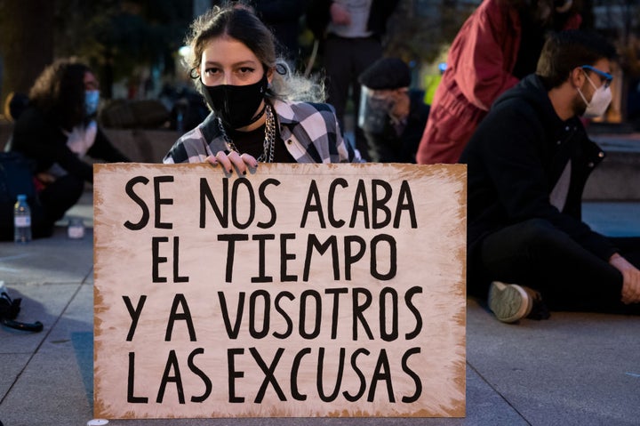 Una joven se manifiesta contra el cambio climático.