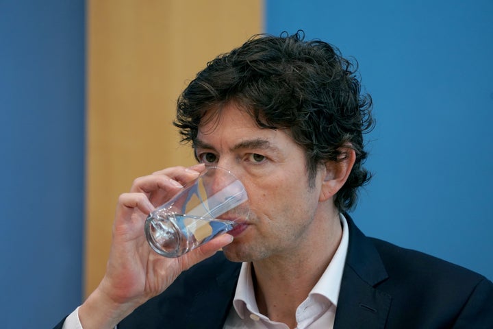 Christian Drosten bebe agua durante una rueda de prensa.