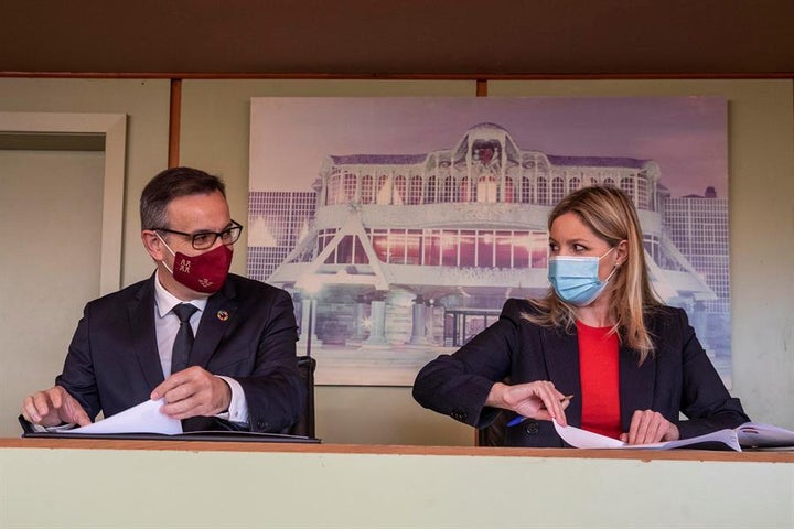 El secretario general del PSOE en Murcia, Diego Conesa (i), y la coordinadora regional de Ciudadanos, Ana Martínez Vidal, firman un acuerdo este miércoles en la Asamblea.