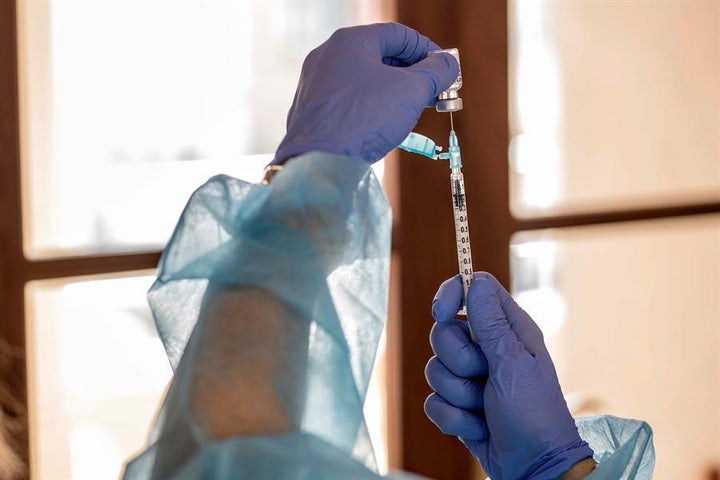Una sanitaria prepara una dosis de la vacuna de AstraZeneca