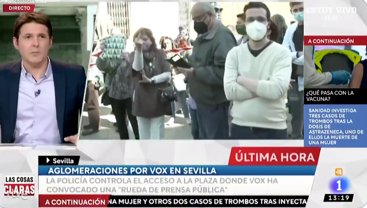 Jesús Cintora reacciona al gesto de una señora.