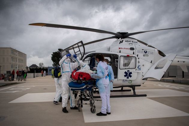 Du personnel médical transporte via un hélicoptère médical un patient évacué d'un autre hôpital, au CHU d'Angers, le 15 mars 2021, dans le cadre de l'épidémie de Covid-19. Le gouvernement a déclaré le 14 mars 2021 qu'il prévoyait d'évacuer une centaine de patients atteints du Covid-19 des unités de soins intensifs de la région parisienne cette semaine, les hôpitaux ayant du mal à faire face à l'augmentation du nombre de cas. (Photo par LOIC VENANCE / AFP)